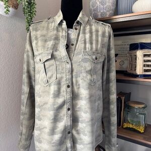 American Eagle Camo Button Down - Size M - So soft!